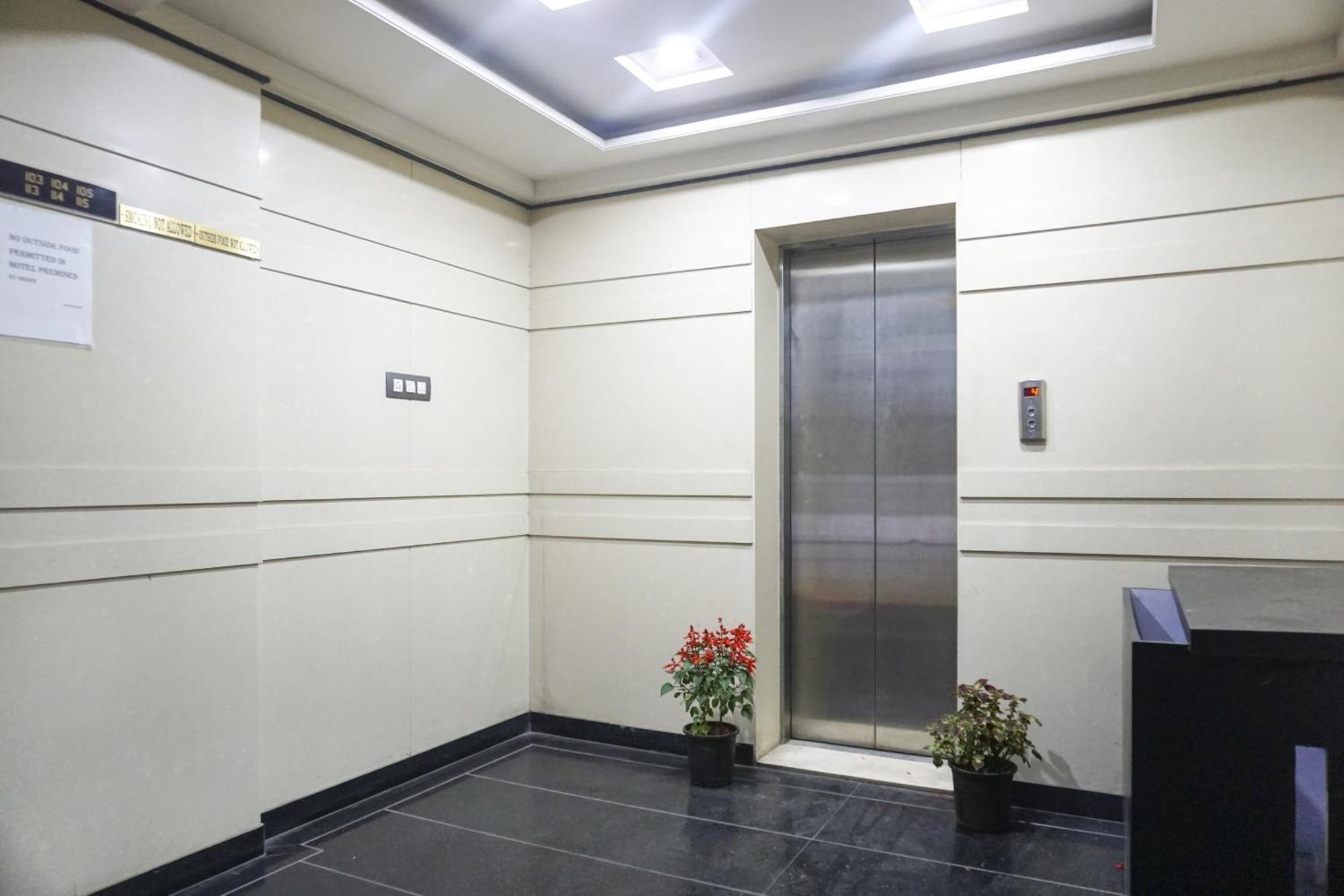 Super Townhouse Oak Sr Hotel Wakad Pune Exterior foto