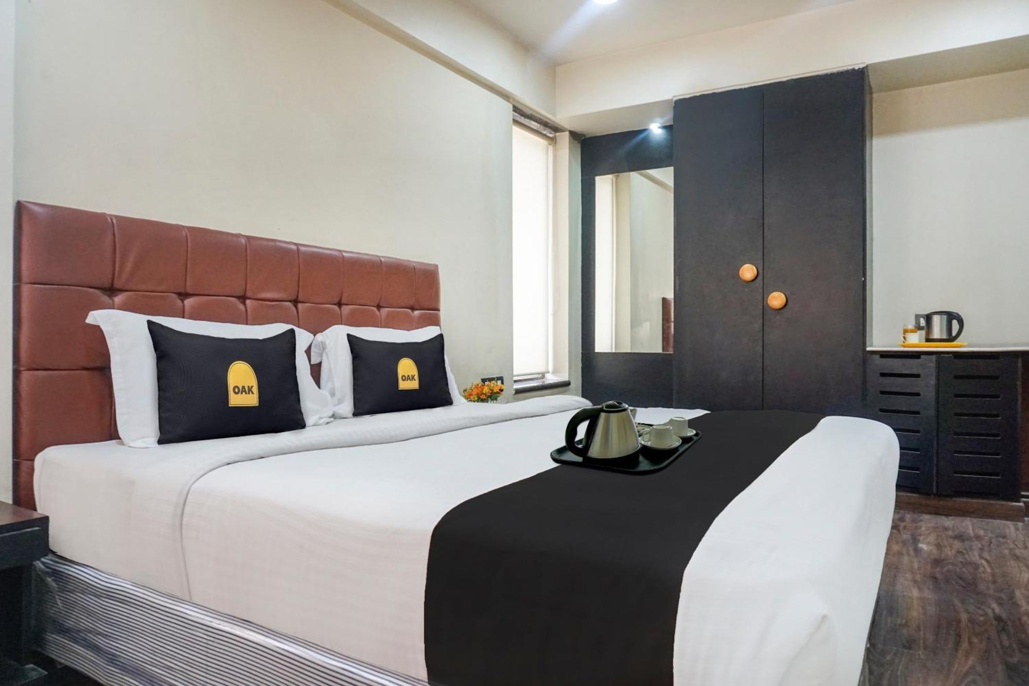 Super Townhouse Oak Sr Hotel Wakad Pune Exterior foto