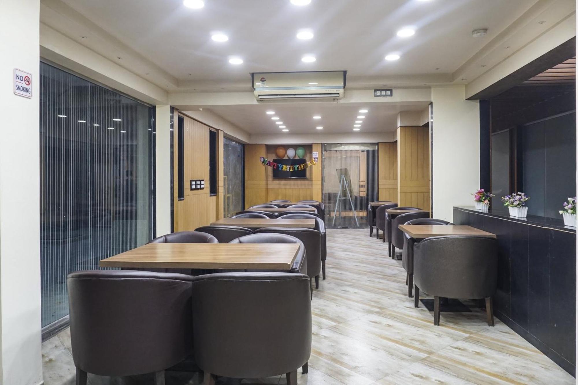 Super Townhouse Oak Sr Hotel Wakad Pune Exterior foto